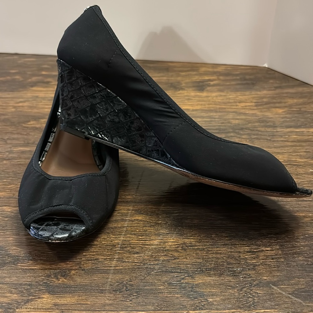Donald J Pliner black wedge 9.5N